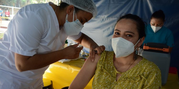 El Ministerio de Salud cuenta con más de 700 puestos de vacunación contra el COVID-19 a nivel nacional.
