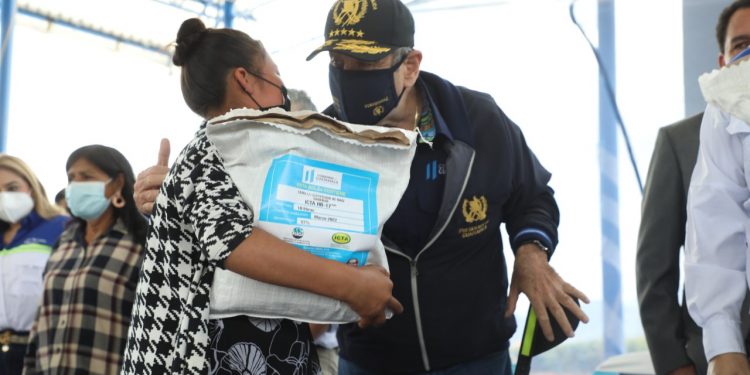 Entregan semilla mejorada en Quiché