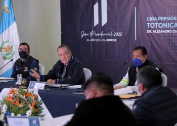 El mandatario Alejandro Giammattei dialogó con alcaldes y gobernador de Totonicapán.