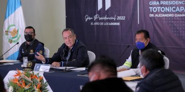 El mandatario Alejandro Giammattei dialogó con alcaldes y gobernador de Totonicapán.