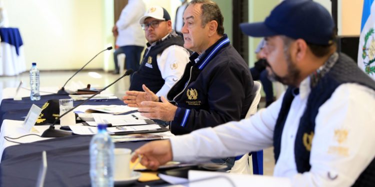 El mandatario Alejandro Giammattei instó a alcaldes de Chimaltenango a impulsar el desarrollo en las comunidades.