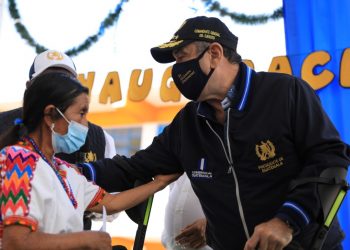 Entrega en Chimaltenango del Programa del Adulto Mayor