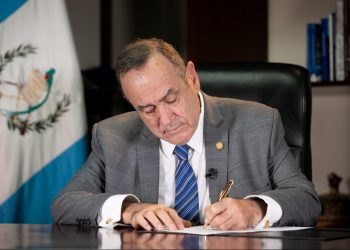 El mandatario Giammattei resaltó la importancia de la normativa para proteger a la niñez y adolescencia. Foto Álvaro Interiano.