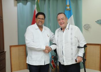 El mandatario saludó su homólogo de Surinam, Chan Santokhi.