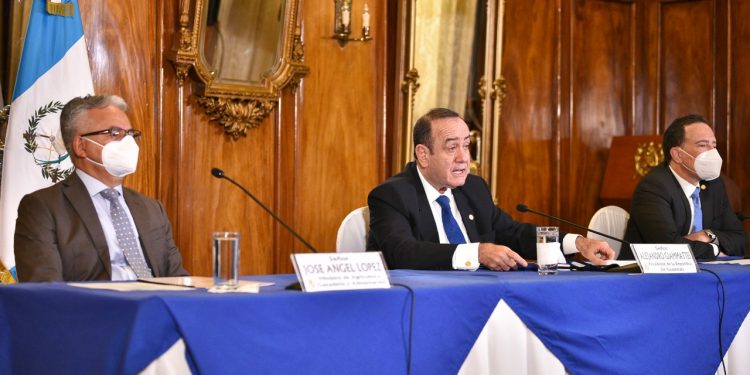 El presidente Alejandro Giammattei destacó la importancia de apoyar a los pequeños agricultores.