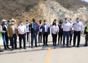 Entregan puente y tramo carretero e Salamá