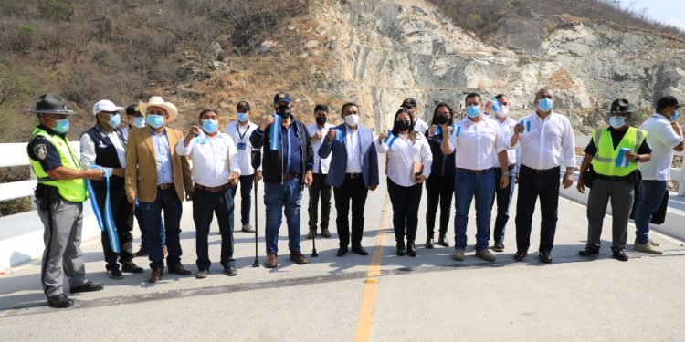 Entregan puente y tramo carretero e Salamá