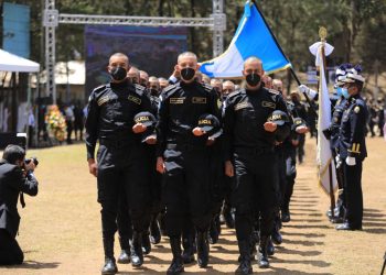 El presidente Alejandro Giammattei hizo el llamado a los nuevos agentes de la PNC proteger y servir a los guatemaltecos.