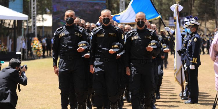 El presidente Alejandro Giammattei hizo el llamado a los nuevos agentes de la PNC proteger y servir a los guatemaltecos.