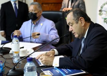 El presidente Giammattei durante la reunión efectuada en el Mides.
