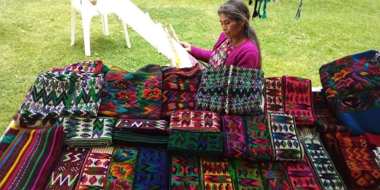 Gobierno apoya a más de 500 mujeres para promover sus productos en bazares