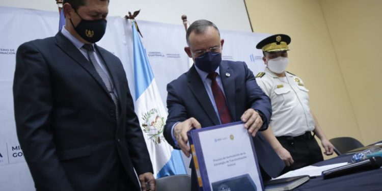 Mingob presenta estrategia de transformación policial
