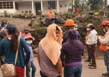 Evacúan a 150 personas por actividad del volcán de Fuego