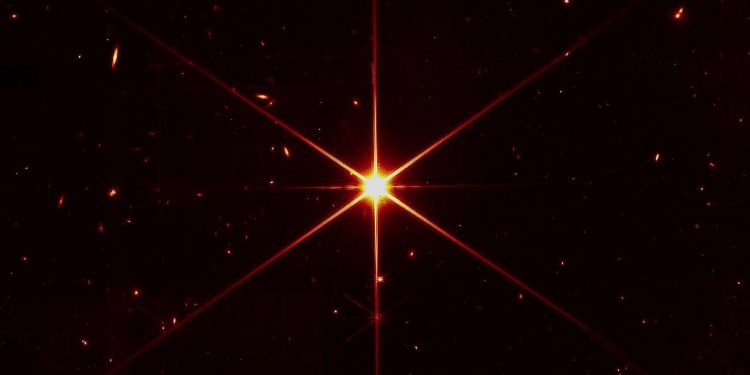 Telescopio James Webb envía primera foto unificada de una estrella lejana
