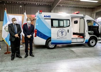 Salud recibe donativo de equipo médico y ambulancias