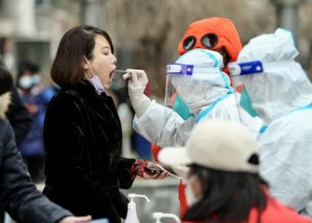 Casos globales de COVID bajan un 14 %, pero la OMS pide no reducir test