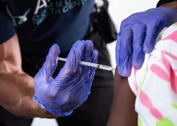 FDA autoriza segunda dosis de refuerzo para mayores de 50 años