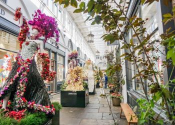 Una exposición en Miami-Dade recrea las figuras de 16 musas con flores