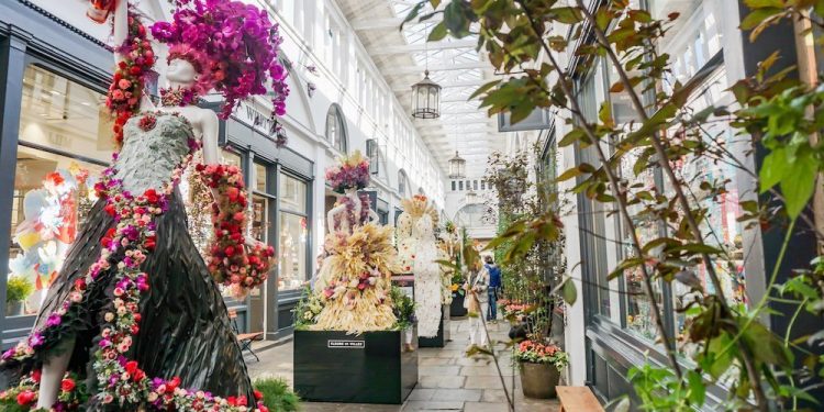Una exposición en Miami-Dade recrea las figuras de 16 musas con flores