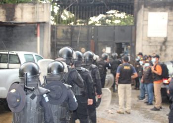 Fuerzas de seguridad llevan a cabo una requisa.