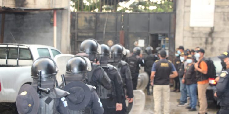 Fuerzas de seguridad llevan a cabo una requisa.