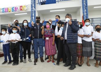 Niños y niñas de aldea Paxboch cuentan con remodelada escuela