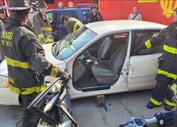 Los bomberos guatemaltecos durante uno de los ejercicios para mejorar técnicas de rescate.