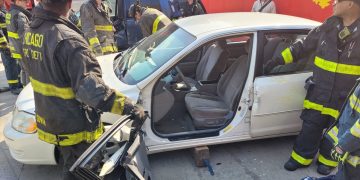 Los bomberos guatemaltecos durante uno de los ejercicios para mejorar técnicas de rescate.