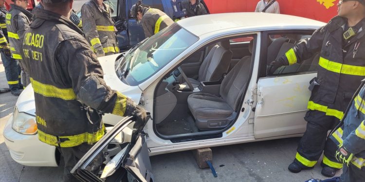 Los bomberos guatemaltecos durante uno de los ejercicios para mejorar técnicas de rescate.