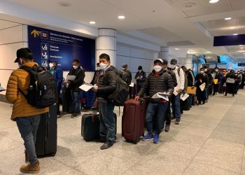 Los guatemaltecos durante el proceso de ingreso a Canadá.