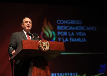 Presidente Alejandro Giammattei durante su discurso en el Teatro Nacional.