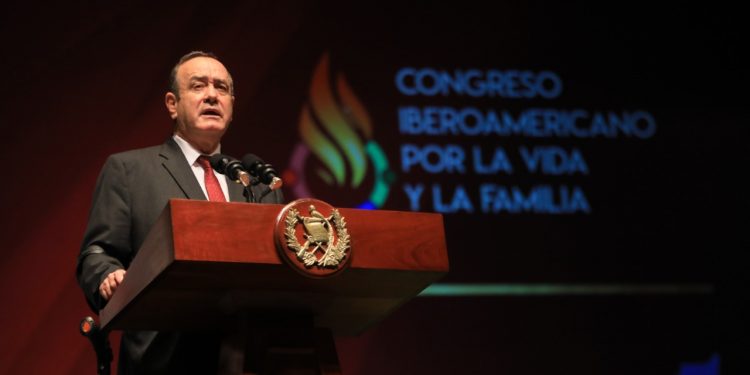 Presidente Alejandro Giammattei durante su discurso en el Teatro Nacional.
