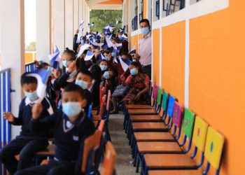 Niños y niñas agradecieron por el mejoramiento de la escuela de Santa Apolonia.
