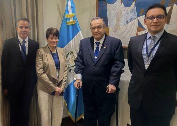Mandatario Giammattei recibe a autoridades de Visa