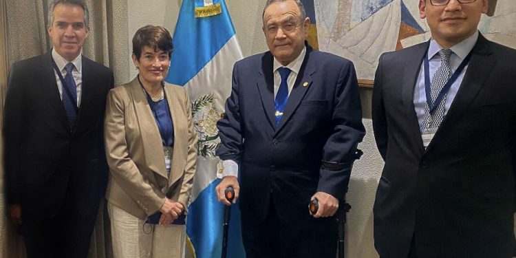 Mandatario Giammattei recibe a autoridades de Visa