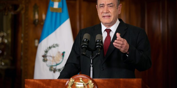 Presidente Giammattei felicita a nuevo mandatario chileno, Gabriel Boric
