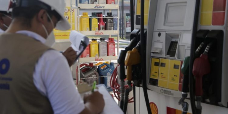Personal del MEM y de la Diaco mantienen operativos en los expendios de combustible. / Foto: Archivo.