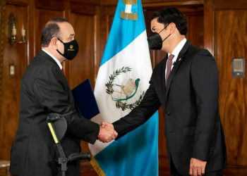 Presidente Alejandro Giammattei durante la juramentación del titular del Mineco.
