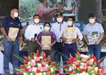 Presidente Giammattei durante entrega de escrituras a familias beneficiarias.