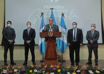 Presidente Giammattei durante la conferencia de prensa acompañado de integrantes del Gabinete de Gobierno.