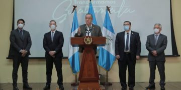 Presidente Giammattei durante la conferencia de prensa acompañado de integrantes del Gabinete de Gobierno.