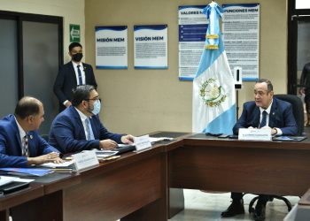 Presidente visita el Ministerio de Energía y Minas para conocer los proyectos para 2022.