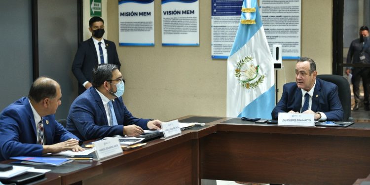 Presidente visita el Ministerio de Energía y Minas para conocer los proyectos para 2022.
