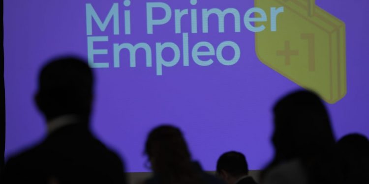 Programa Beca Mi Primer Empleo beneficiará a más de 800 jóvenes