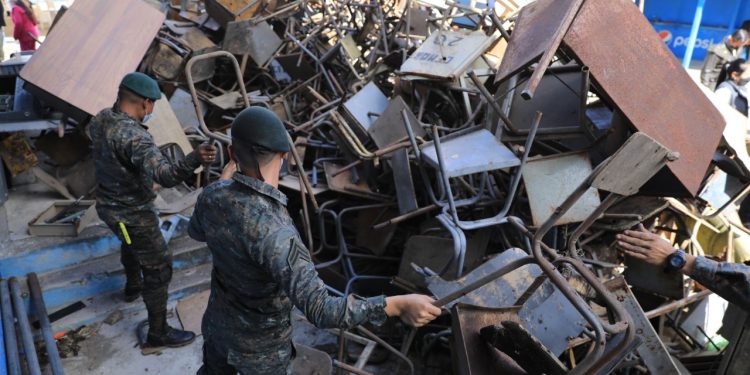 Se inicia remoción de bienes inservibles en centros educativos públicos