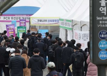 Muertes por COVID en el mundo caen a su cifra más baja en dos años