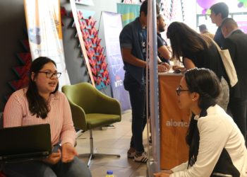 Realizan feria de empleo del sector de contact center & BPO