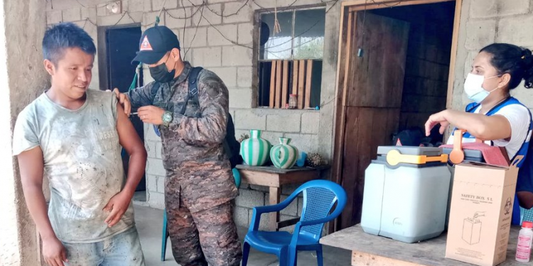 Jornada de vacunación interinstitucional busca llegar a más vecinos de Retalhuleu