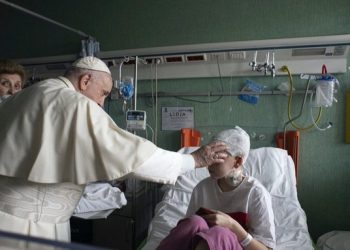 Papa visita a los niños ucranianos hospitalizados en el Bambino Gesù