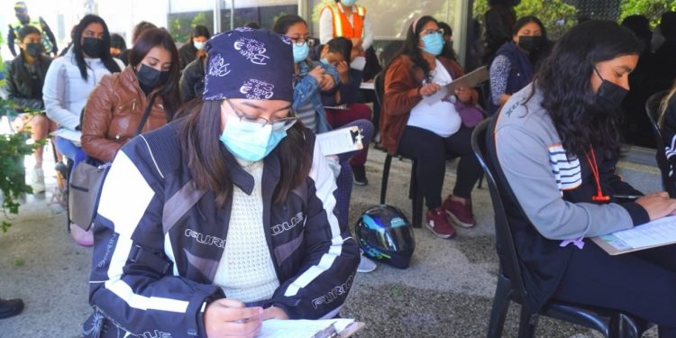 Tacones y Ruedas, proyecto que ayuda a mujeres a obtener su licencia para conducir motocicleta